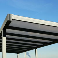 Nahaufnahme eines Carportdaches.