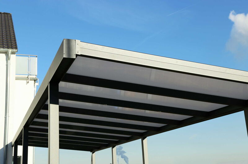 Nahaufnahme eines Carportdaches.