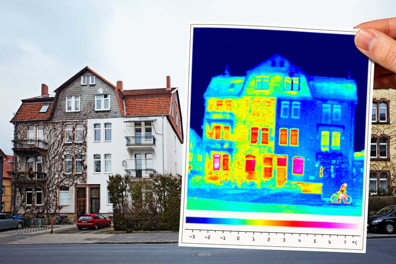 Infrarotaufnahme eines Altbauhauses, jenes Haus ist im Hintergrund zu sehen.