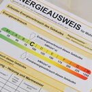 Nahaufnahme eines Energieausweises.