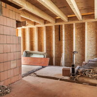 Aufriss einer gemauerten Wand. Teilweise freiliegende Decken und Seitenwände aus Holz.